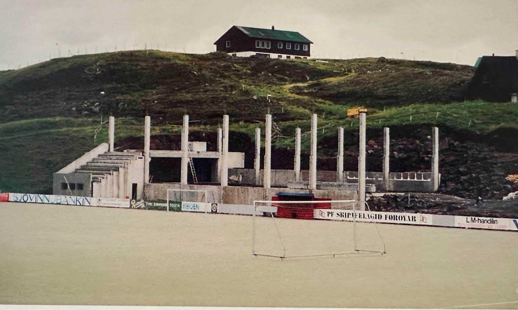 Skrokkurin tekur skap. Nýggja HB-húsið er í umbúna. Soleiðis sá út í juni 1992