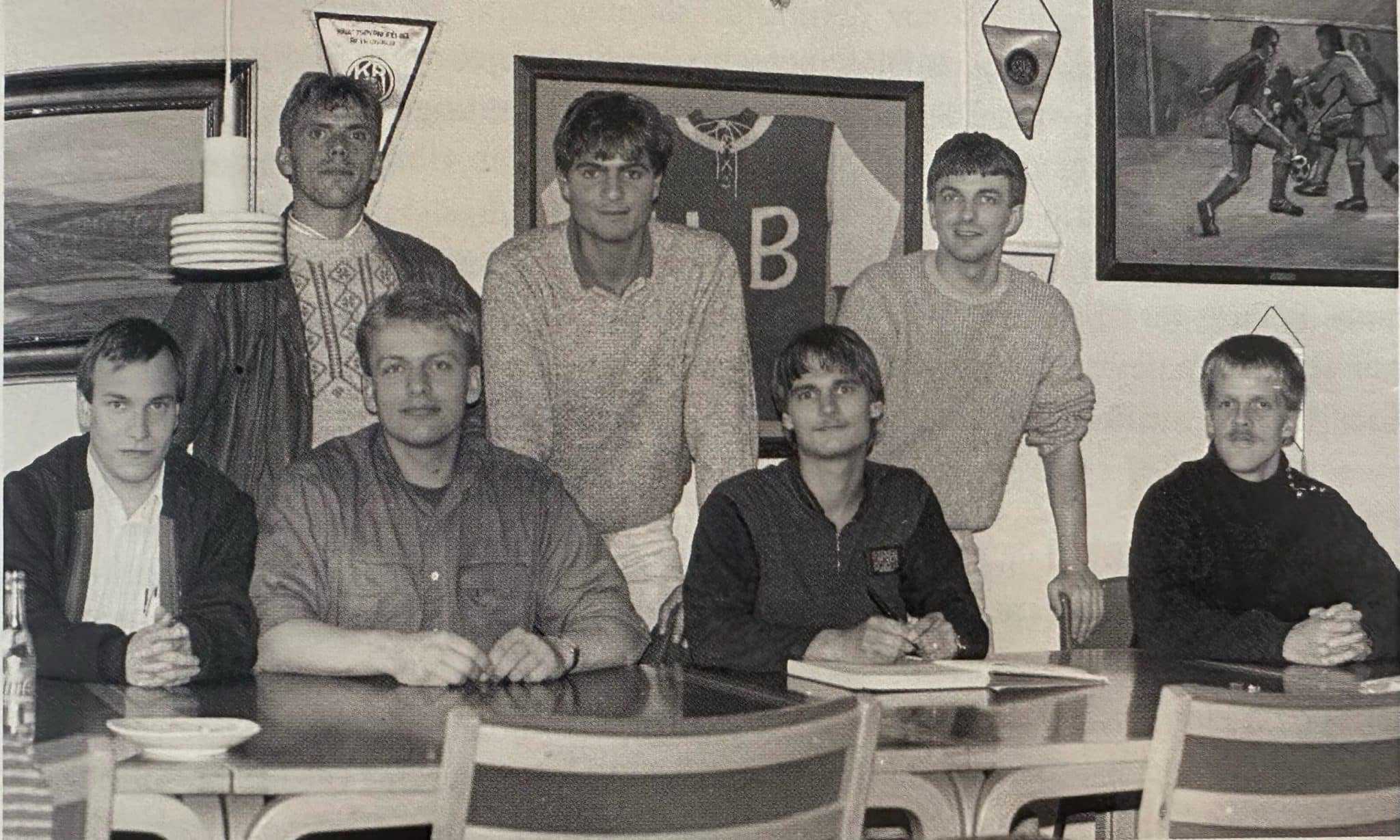 Starvsnevndin í 1990: Aftast f.v.: Erling Eysturoy, Pauli Hentze, Egil Sondum. Fremst f.v.: Bjarni Joensen, Kaj Leo Johannesen, Marni Mortensen og Jan Falkenberg Jensen