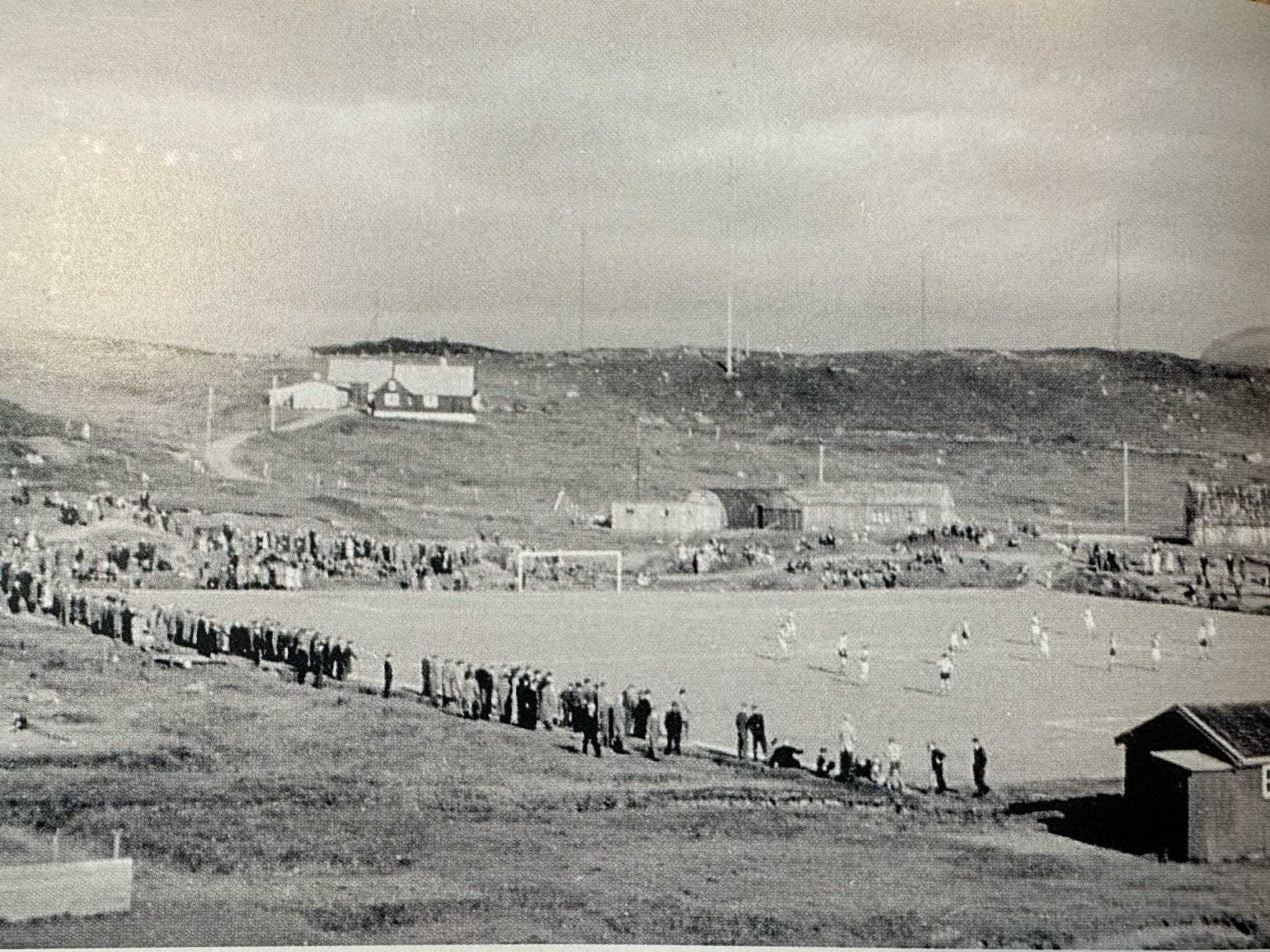 Gundadalur miðskeiðis í 50unum. Myndin kann vera tikin, tá Føroyar og Hetland spældu í 1957. Á myndini sæst eisini gamla reyða HB-húsið, sum bygt varð í 1931.