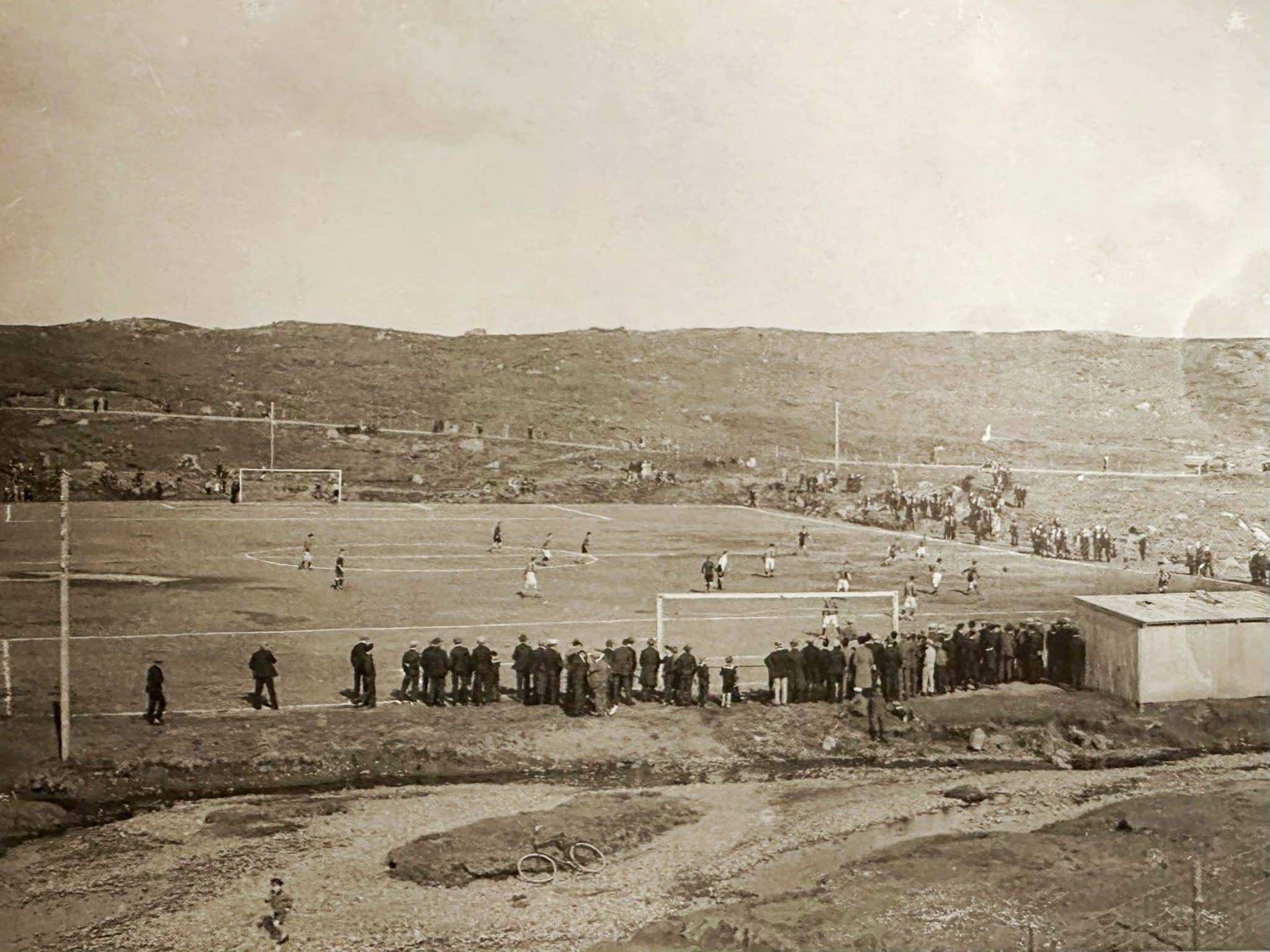Gundadalur á leið 1930. Hvíti skúrurin høgrumegin er fyrsta HB-húsið
